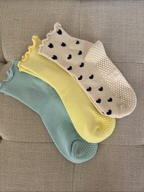 Non-Slip Kids Ruffle Socks - Pastel Blue, Yellow & Cream Hearts - Pack of 3